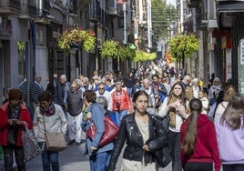 Gente recorriendo la calle Mesones, en el centro de Granada. Según el defensor del pueblo, hay familias en Granada que pasan desapercibidas y que, pese a tener trabajo, no consiguen llegar a fin de mes.