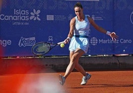 Nuria Párrizas devuelve una bola de derecha en el torneo de Gran Canaria.