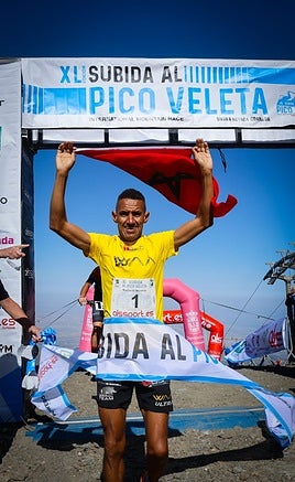 Los corredores de la minisubida hacen pasillo al vencedor absoluto, Rachid El Morabity.