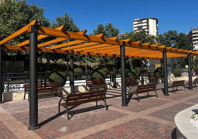 Pérgola restaurada en la plazoleta de los Perfumes, junto al Museo Ibero de Jaén.