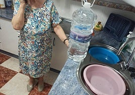 El día a día de los vecinos de Solera: cortes, agua en garrafas y malestar por una situación que se alarga ya tres veranos.