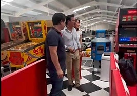 El alcalde y la edil de Presidencia, en la nave de recreativos de Carlos Martos.