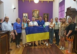 Concejales, voluntarios, monitores y menores ucranianos, en el Ayuntamiento de Jaén.