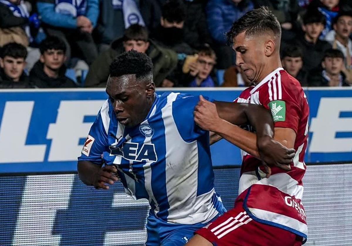 Samu Omorodion cuerpea con Raúl Torrente durante la visita del Granada a Mendizorroza la temporada pasada.