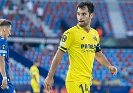 Manu Trigueros luce el brazalete de capitán del Villarreal durante un partido.