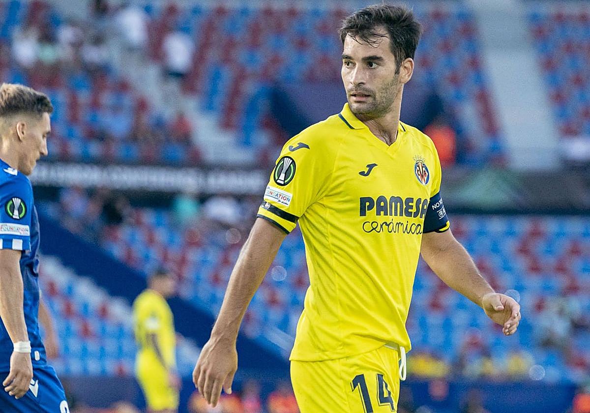 Manu Trigueros luce el brazalete de capitán del Villarreal durante un partido.