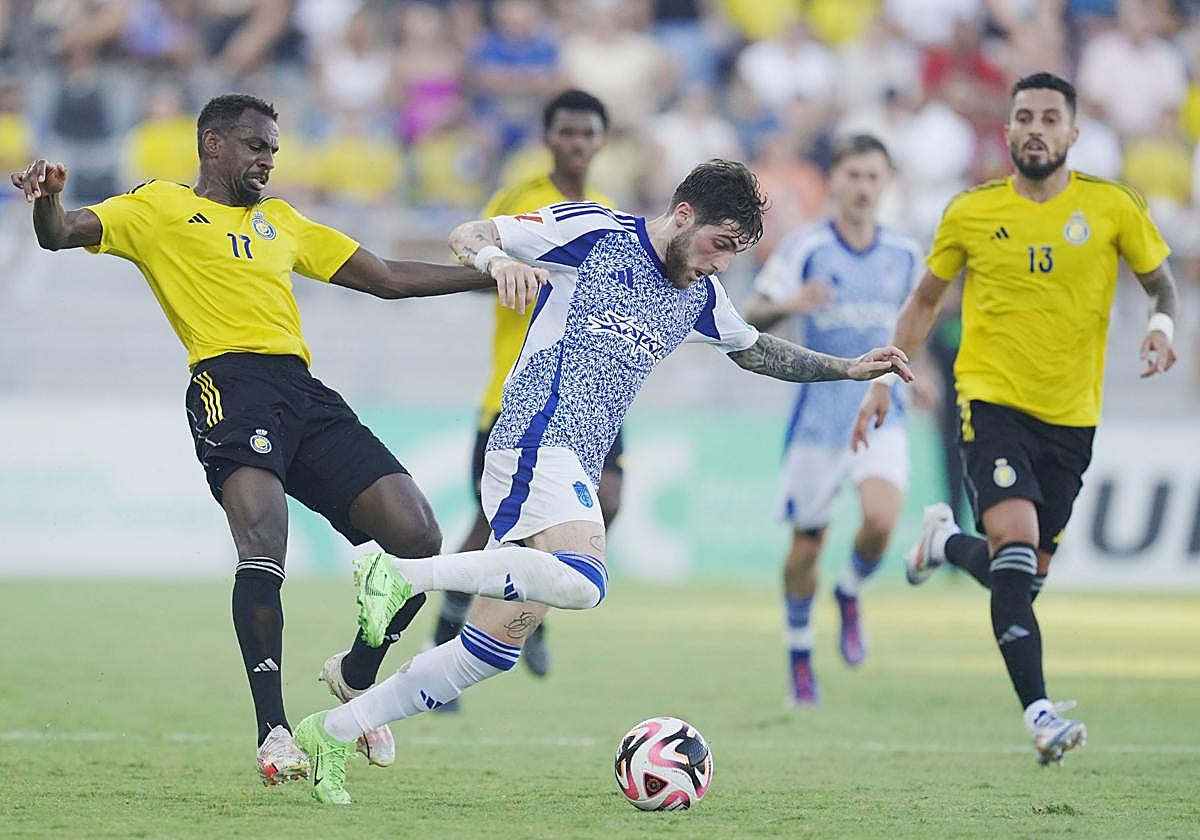 Giorgi Tsitaishvili emprende una conducción entre rivales del Al-Nassr.