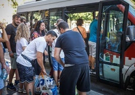 Un grupo de personas sube a una de las líneas que lleva al Albaicín desde Plaza Nueva.