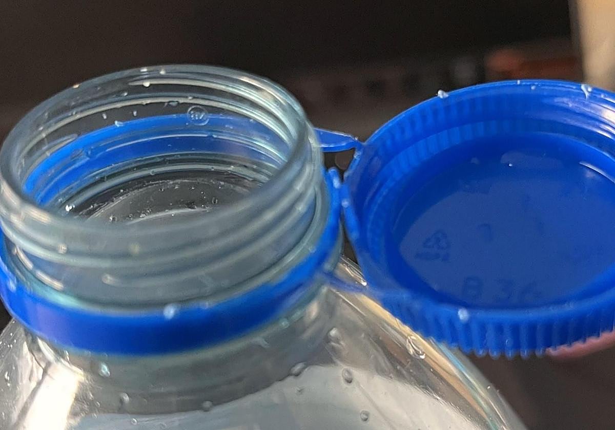 Los nuevos tapones de las botellas ya no serán un problema con este truco.