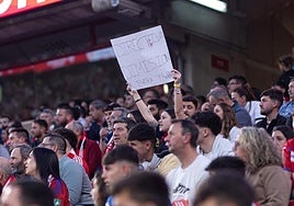 Pancarta contra la actual propiedad del Granada durante un partido de la temporada pasada.