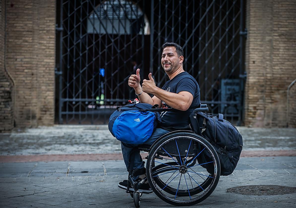José Antonio Martín posa en la Plaza de Toros de Granada en el receso de su viaje por América.