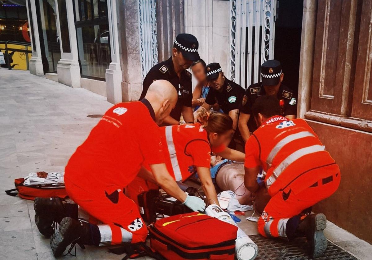 Ciudadano francés tras sufrir un infarto en el Centro de Granada.