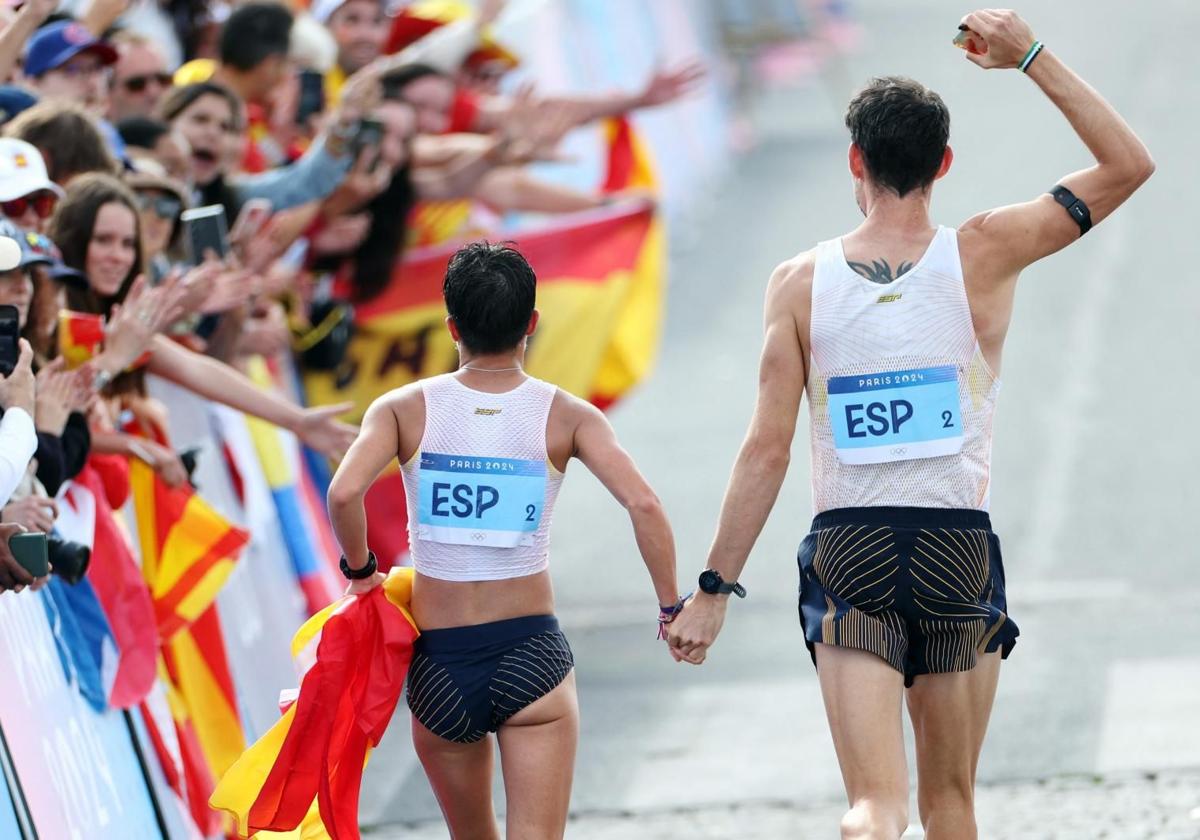 María Pérez celebra el título olímpico junto a Álvaro Martín dando la vuelta de honor.