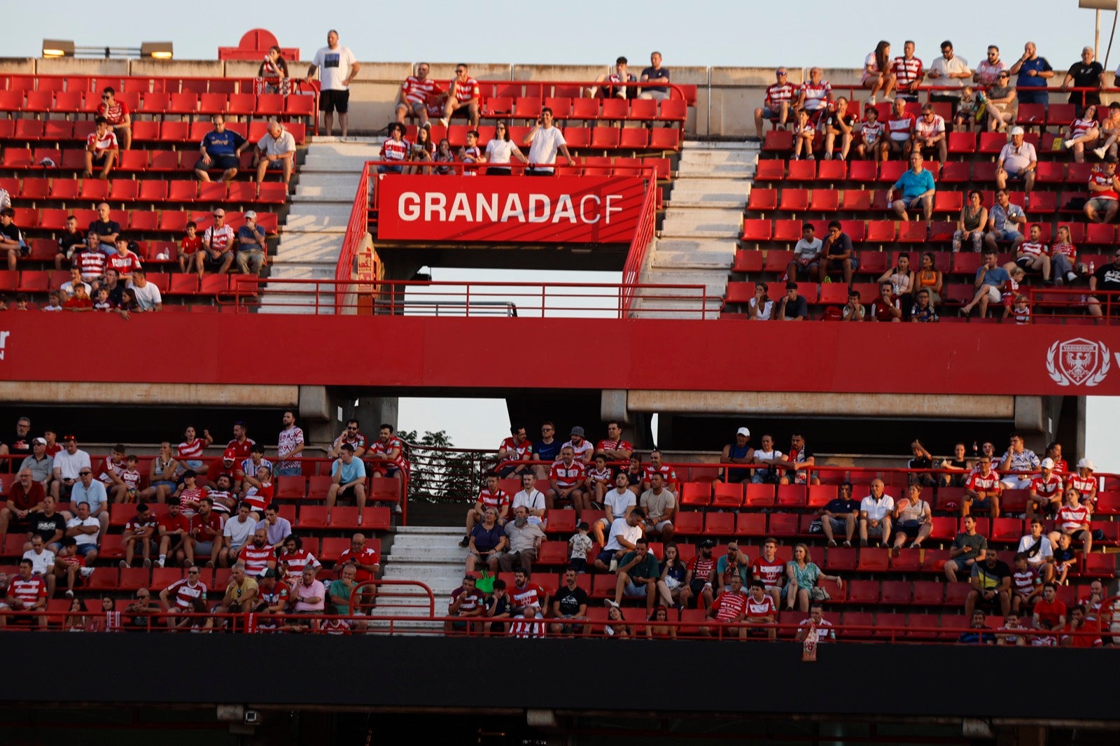 Encuéntrate en la grada en el partido de presentación del Granada