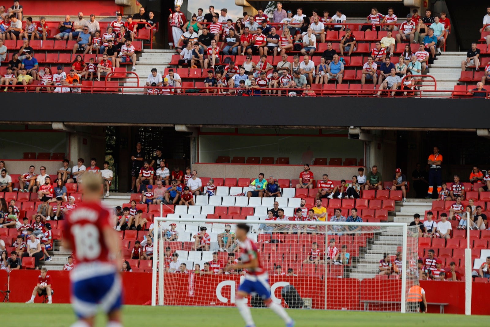 Encuéntrate en la grada en el partido de presentación del Granada