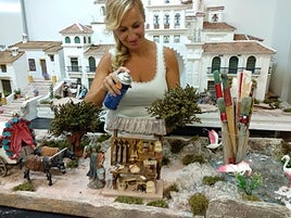 La responsable de preparar este belén pieza a pieza es Mayka Gómez.