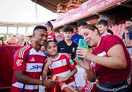 Loïc Williams, con los aficionados del Granada en su presentación.