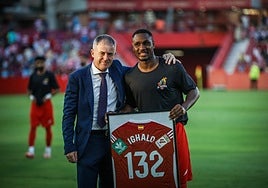 Odion Ighalo posa con su camiseta conmemorativa junto a Lucas Alcaraz, uno de sus entrenadores en el Granada.