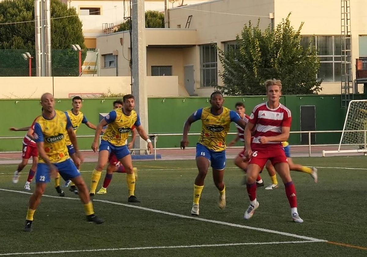 Un instante del partido del Recreativo en Huétor Tájar.