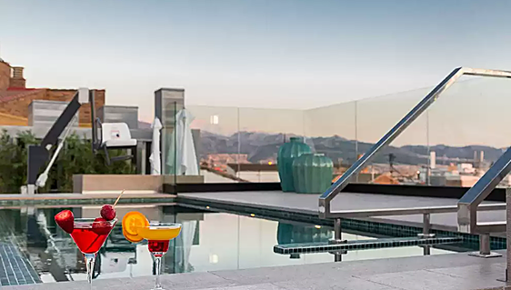 La terraza de Granada con piscina para disfrutar de la Alhambra y la Catedral