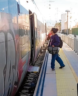 Viajeros, en la estación de Huércal de Almería-Viator.