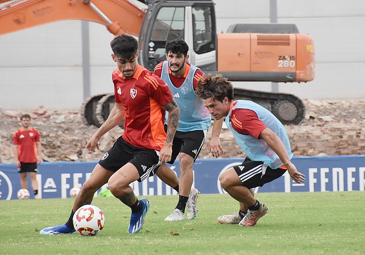 El equipo minero entrenando en Linarejos, mientras las máquinas trabajan en las obras de reforma