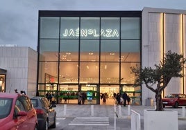 Acceso al centro comercial Jaén Plaza, que abrió el año pasado.