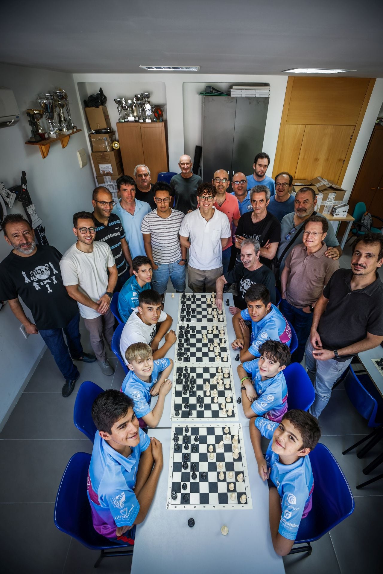 El club de ajedrez Villa de La Zubia se prepara para el inicio de una jornada de puertas abiertas, un viernes por la tarde.