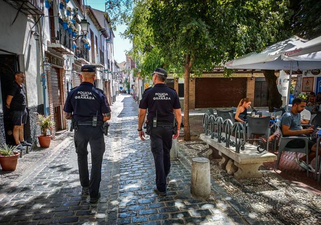 Dos agentes, en Plaza Larga.