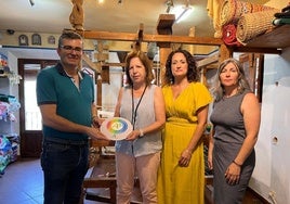 La Junta otorga el distintivo 'Andalucía, Calidad Artesanal' a la tejedora de la Alpujarra granadina Ana Martínez.