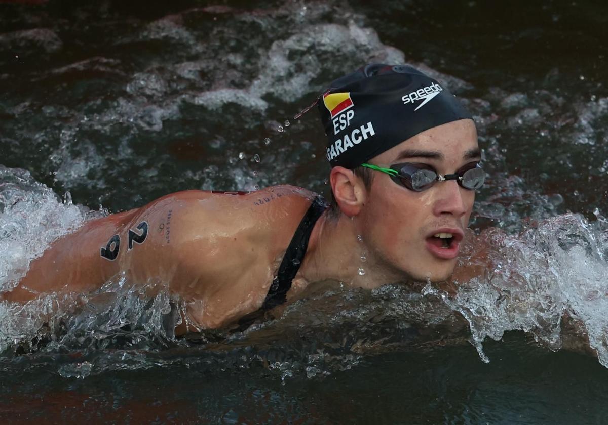 Carlos Garach lucha contra las aguas abiertas del Sena antes de abandonar.