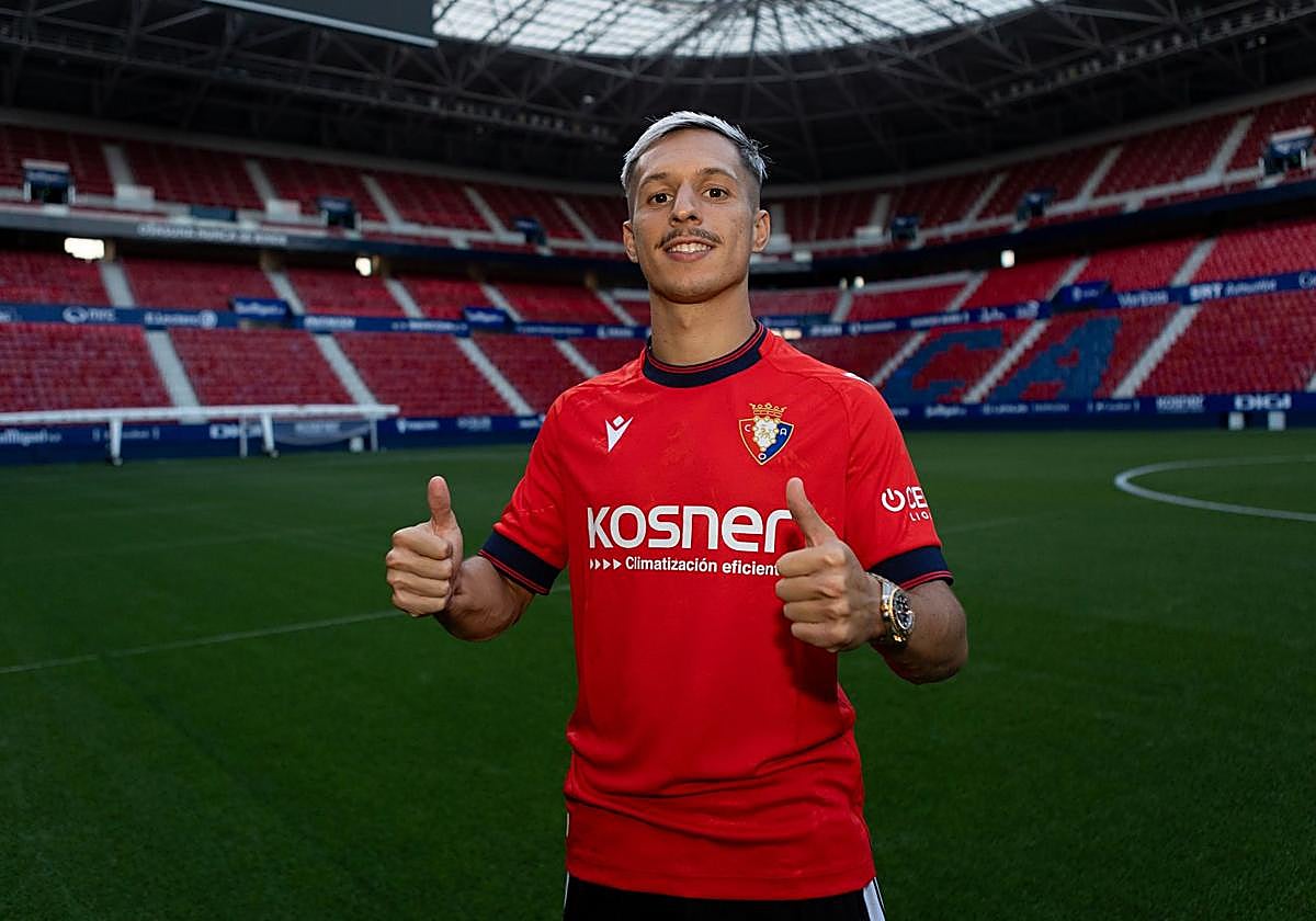 Bryan Zaragoza posa en El Sadar con su nueva camiseta.