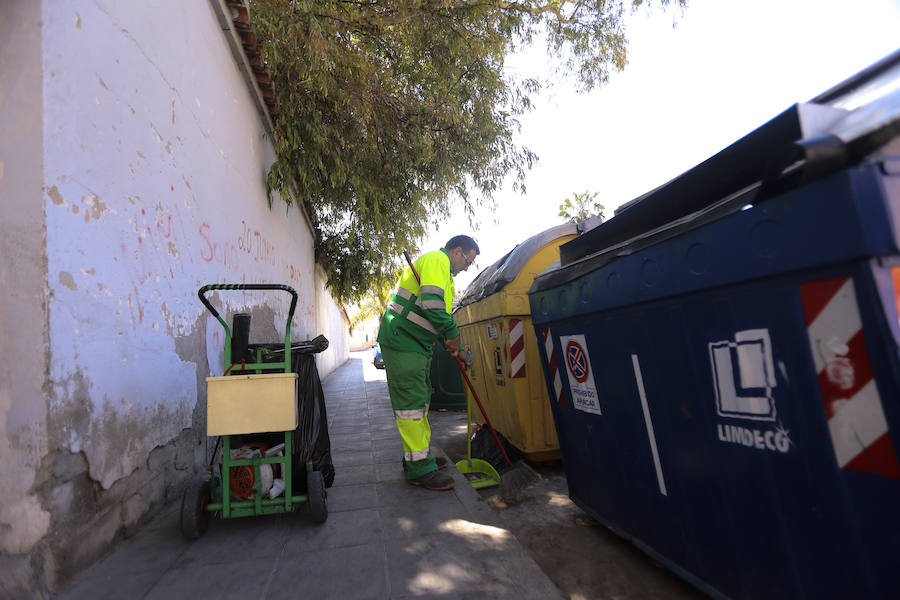 Fotografía de archivo de un trabajador de la limpieza de Motril.