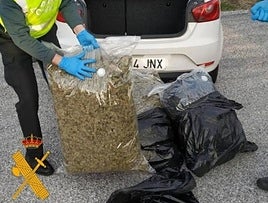 Imagen de archivo de marihuana incautada en un coche.