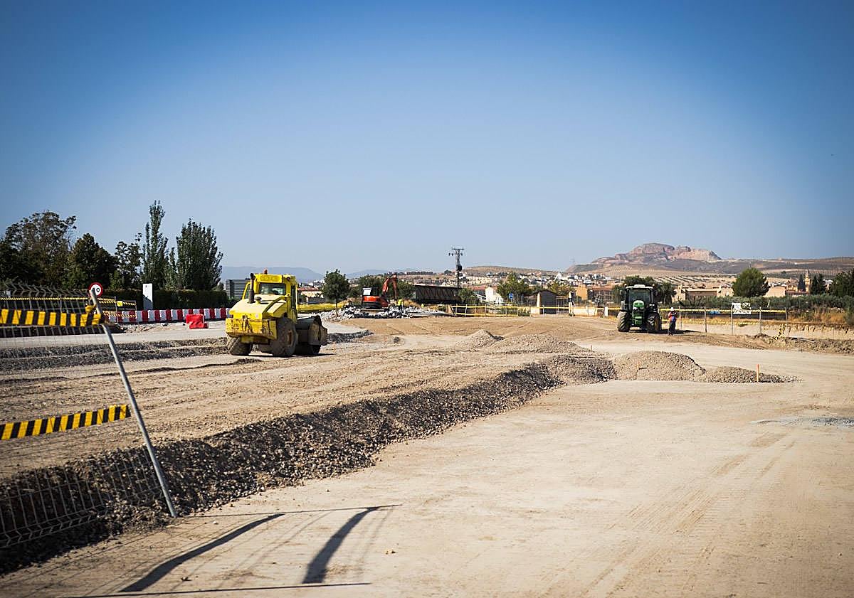 Imagen principal - Las obras de ampliación del metro de Granada alcanzan el río Dílar