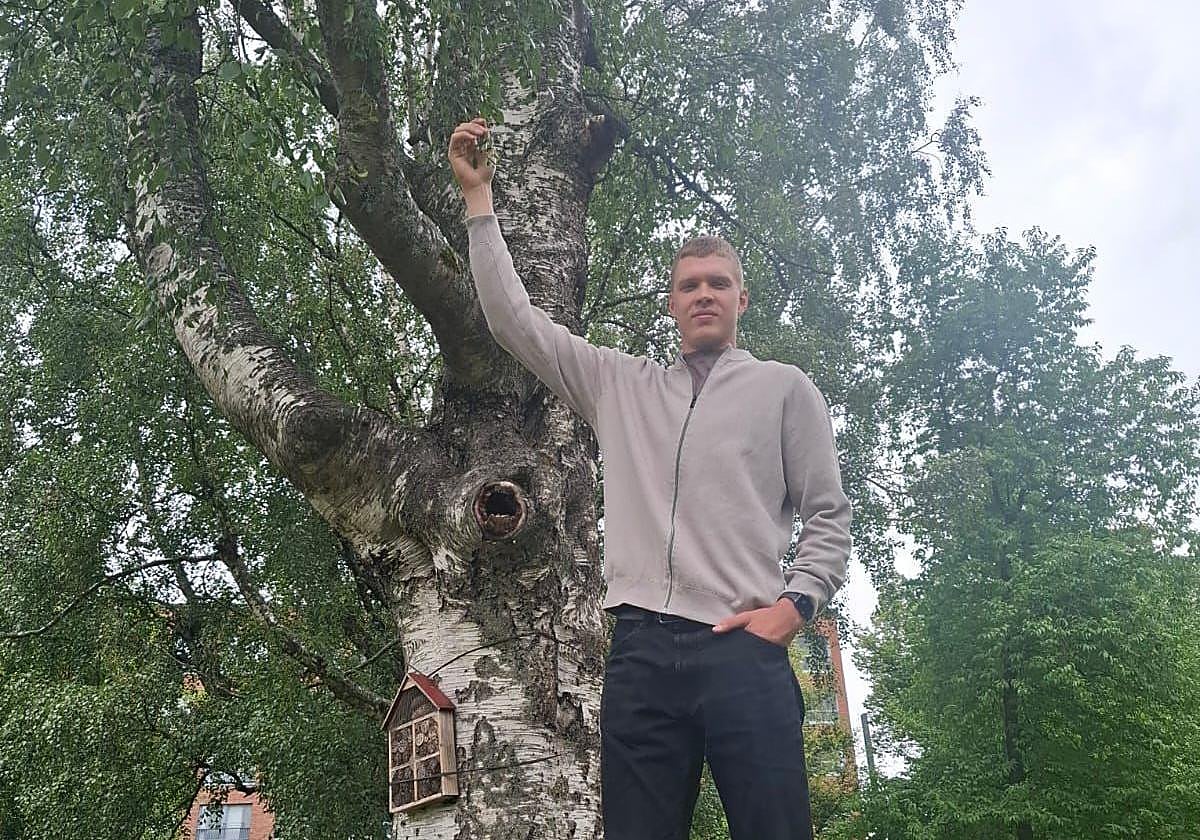 Elias Valtonen, bajo un típico abedul finlandés.