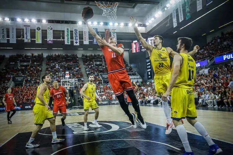 Valtonen anota bajo el aro del Gran Canaria.