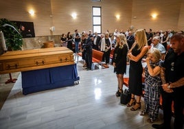 Un momento del funeral celebrado en la capilla del cementerio de San José.