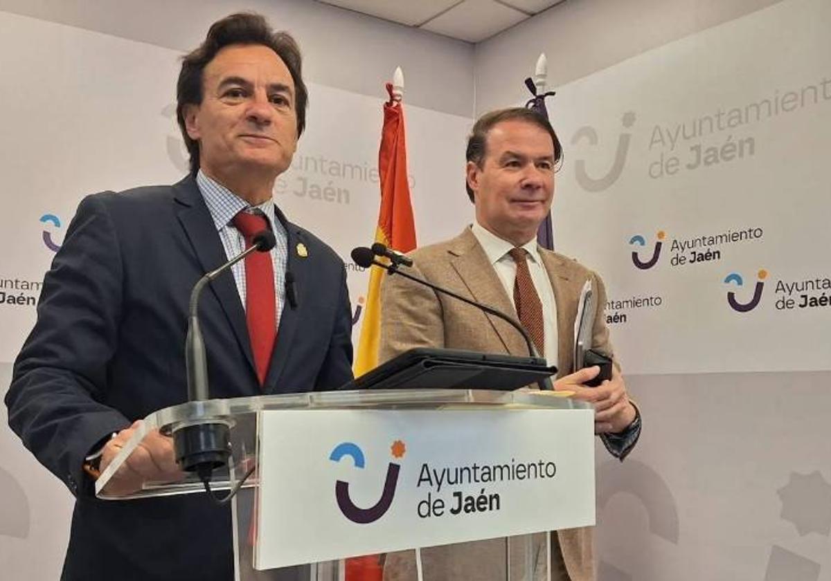 El alcalde y el primer teniente, el 17 de junio, en el balance del primer año de mandato.