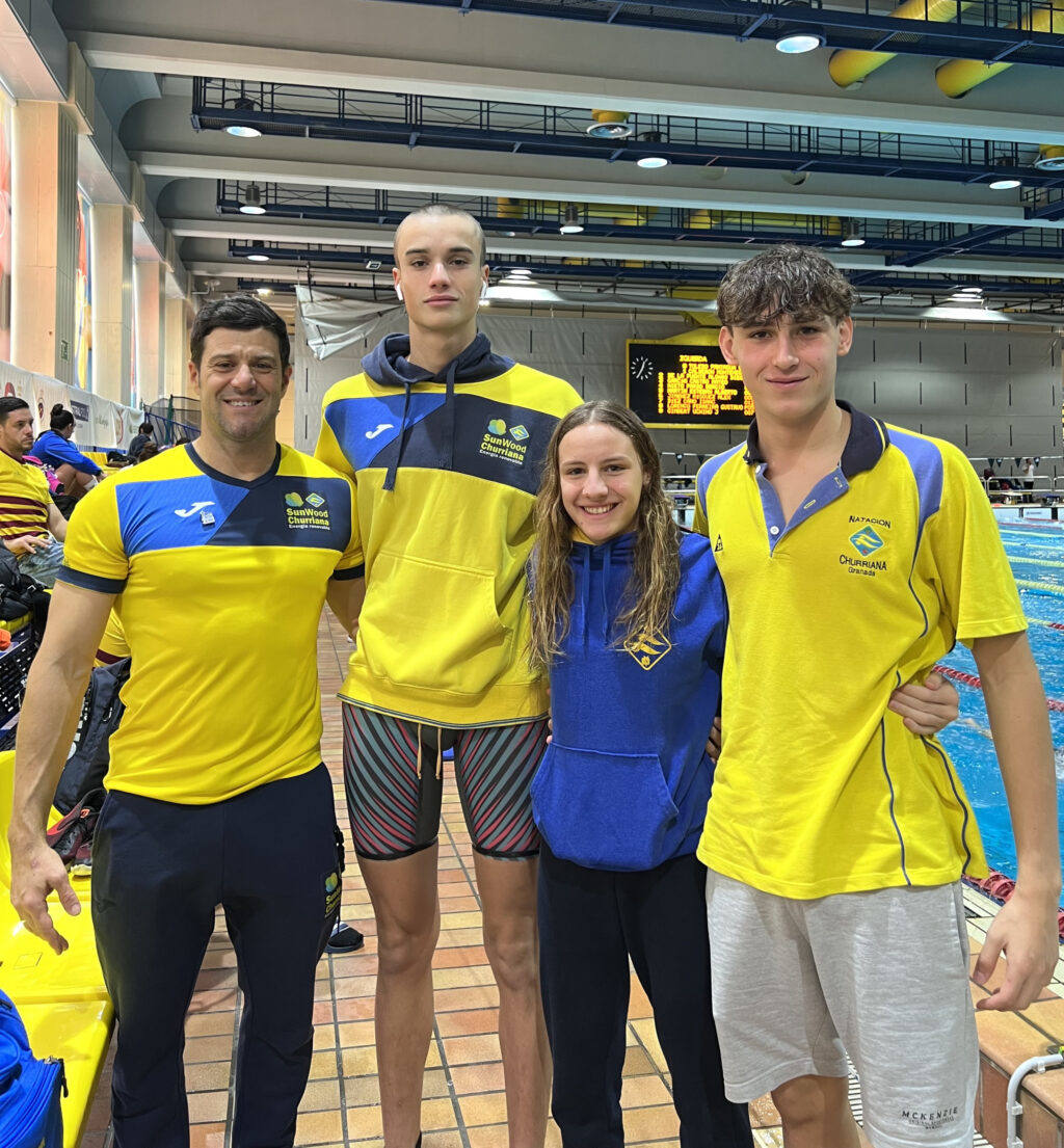 Alejandro Mateos, a la izquierda, junto a nadadores del CN Churriana.