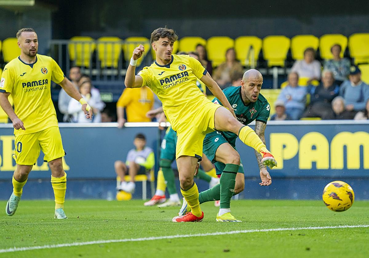 El delantero Álex Forés remata a puerta con el Villarreal en un partido de Segunda.