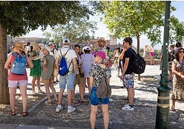 Un grupo de turistas en el Albaicín, conociendo Granada.