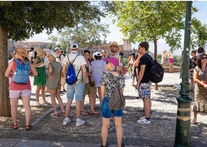Un grupo de turistas en el Albaicín, conociendo Granada.
