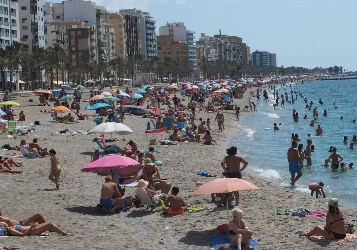 La playa de El Zapillo abarrotada durante el verano, de archivo.