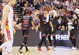 Pere Tomàs saluda a Joe Thomasson, que volverá a Granada como rival con el Lleida.