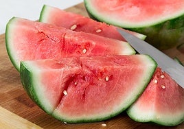 Aviso de la OCU a quienes compran sandías por mitades.