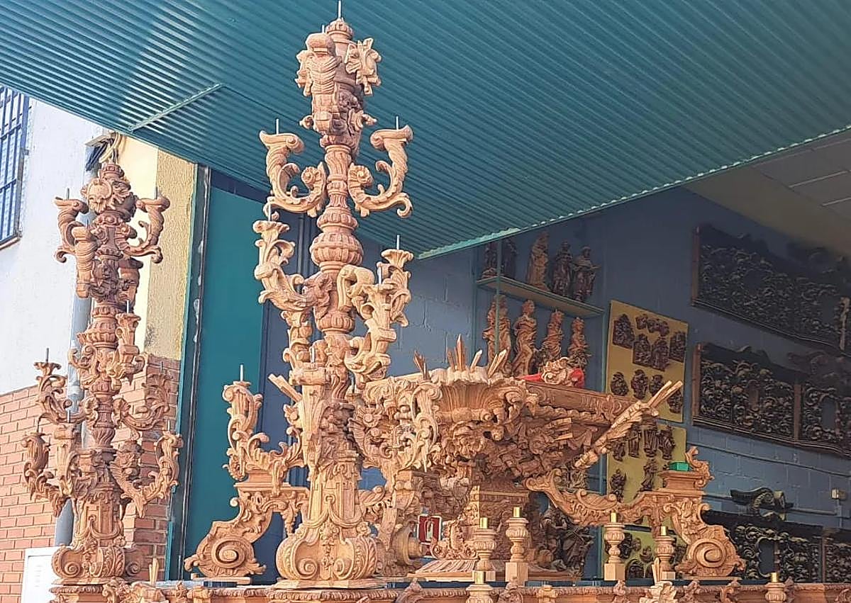 Imagen secundaria 1 - Un cuidadoso estreno cofrade en Santa Fe cargado de amor