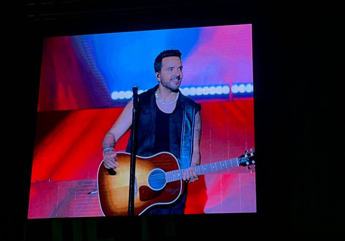 Luis Fonsi en su actuación de la Plaza de Toros.