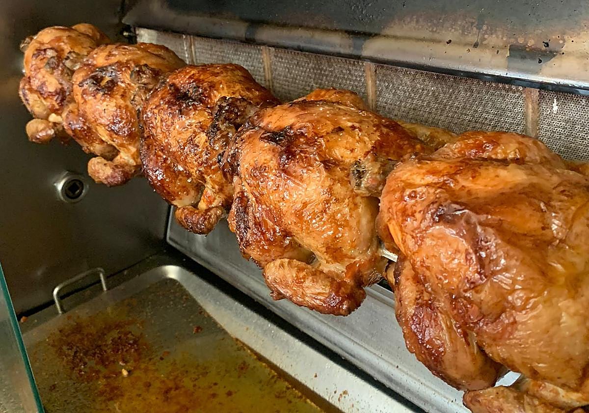 Imagen principal - «Está riquísima»: la razón por la que estos pollos asados tienen colas en Granada