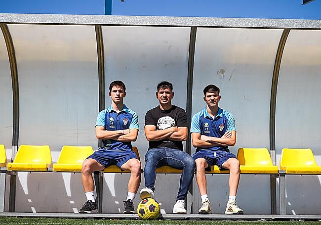 Sergio Corpas, entrenador del Juvenil A del Maracena, escoltado por sus capitanes, Sergio y Toni.